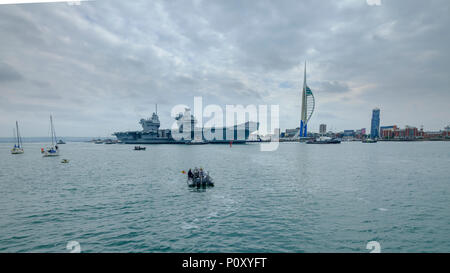 Portsmouth, Regno Unito. Il 10 giugno 2018. HMS QUEEN ELIZABETH - la Royal Navy della più recente e la più grande nave da guerra - vele da Portsmouth solo per la seconda occasione, questa volta la rubrica per gli Stati Uniti per il primo della classe prove di volo e caldo di esperimenti in mare Credito: Julian Gazzard/Alamy Live News Foto Stock