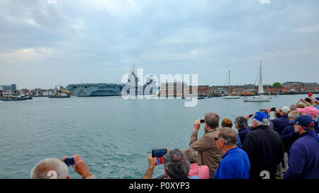 Portsmouth, Regno Unito. Il 10 giugno 2018. HMS QUEEN ELIZABETH - la Royal Navy della più recente e la più grande nave da guerra - vele da Portsmouth solo per la seconda occasione, questa volta la rubrica per gli Stati Uniti per il primo della classe prove di volo e caldo di esperimenti in mare Credito: Julian Gazzard/Alamy Live News Foto Stock