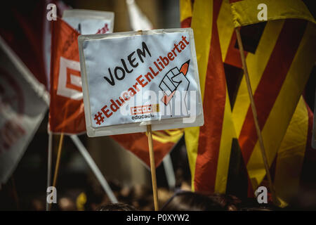 Barcellona, Spagna. 10 Giugno 2018: cartelloni chiede "lasciate che la sola istruzione' sono visibili durante una marcia attraverso Barcellona fatta da poche centinaia di studenti, insegnanti e genitori per una forma libera di pubblica istruzione catalano di credito del sistema: Matthias Oesterle/Alamy Live News Foto Stock