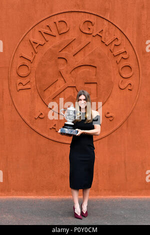 Parigi, Francia. Decimo Giugno, 2018. Simona Halep della Romania, il campione del singolare femminile di 2018 French Open Tournament pone per le foto di Parigi in Francia, il 10 giugno 2018. Credito: Chen Yichen/Xinhua/Alamy Live News Foto Stock