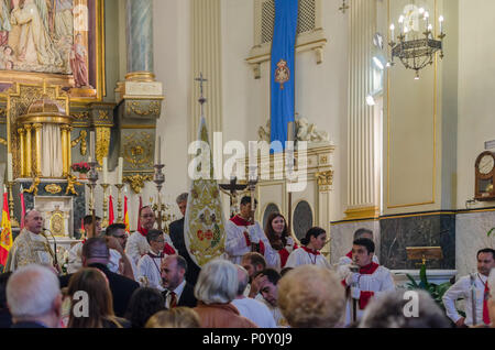 Madrid, Spagna, 10 Giugno, 2018. Una vista di San Ildefonso processione di San Ildefonso chiesa, quartiere Malasaña con pubblico e sacerdote. Madrid, Spagna il 10 giugno 2018. Credito: Enrique davó/Alamy Live News. Foto Stock