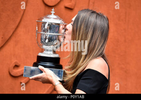 Parigi, Francia. Decimo Giugno, 2018. Simona Halep della Romania, il campione del singolare femminile di 2018 French Open Tournament bacia il trofeo durante il photocall a Parigi, in Francia, il 10 giugno 2018. Credito: Chen Yichen/Xinhua/Alamy Live News Foto Stock