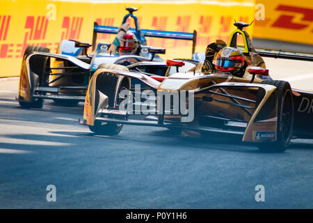 Zurich, Svizzera - 10 Giugno 2018: Jean-Eric Vergne (FRA, portando) e Sebastian Buemi (SUI, seguente) gesto a ogni altro durante le prime prove libere per il 2018 FIA Formula e gara di campionato presso il centro cittadino di Zurigo. Credito: Erik Tham/Alamy Live News Foto Stock