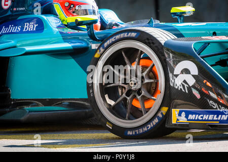 Zurich, Svizzera - 10 Giugno 2018: un red hot disco freno ad Oliver Turley (GBR) racecar elettrico durante le prime prove libere per il 2018 FIA Formula e gara di campionato presso il centro cittadino di Zurigo. Credito: Erik Tham/Alamy Live News Foto Stock