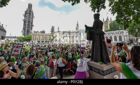 Londra, Regno Unito. Il 10 giugno 2018. Le donne si riuniscono intorno alla statua di Millicent Fawcett in piazza del Parlamento. Più di 40.000 donne e ragazze prendere parte in "cortei", una partecipazione di massa artwork per celebrare i cento anni di voti per le donne. Camminare insieme a Park Lane a Westminster i partecipanti indossare o in verde, bianco o viola sciarpe che rappresentano i colori del movimento delle Suffragette. Passeggiate simile ha avuto luogo a Belfast, Cardiff ed Edimburgo. Credito: Stephen Chung / Alamy Live News Foto Stock