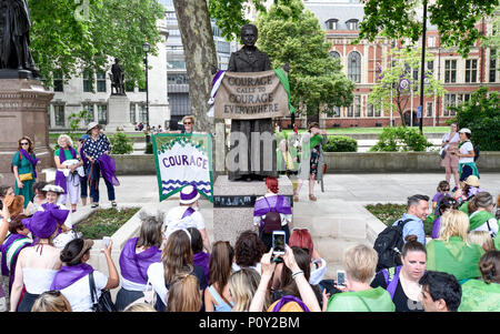 Londra, Regno Unito. Il 10 giugno 2018. Le donne si riuniscono intorno alla statua di Millicent Fawcett in piazza del Parlamento. Più di 40.000 donne e ragazze prendere parte in "cortei", una partecipazione di massa artwork per celebrare i cento anni di voti per le donne. Camminare insieme a Park Lane a Westminster i partecipanti indossare o in verde, bianco o viola sciarpe che rappresentano i colori del movimento delle Suffragette. Passeggiate simile ha avuto luogo a Belfast, Cardiff ed Edimburgo. Credito: Stephen Chung / Alamy Live News Foto Stock