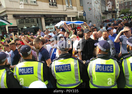 London, Regno Unito - 10 Giugno 2018: Libera Tommy Robinson sostenitore terrà un contatore-dimostrazione come l'Al Quds giorno dimostrazione ha avuto luogo al di fuori dell'Arabia Saudita Ambasciata di Al Quds Day il 10 giugno 2018. Vi è stata una forte presenza di polizia in uniforme che separa i due gruppi. La manifestazione annuale tenutasi l'ultimo venerdì del mese del Ramadan che è stato avviato nel 1979 per esprimere il supporto per i palestinesi e per opporsi al sionismo e Israele. Credito: David Mbiyu/Alamy Live News Foto Stock