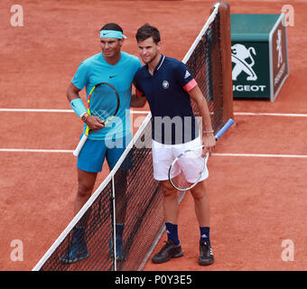 Parigi. Decimo Giugno, 2018. Dominic Thiem (R) di Austria e Rafael Nadal di Spagna pongono per la foto prima della partita finale a Open di Francia di Tennis Tournament 2018 a Parigi in Francia il 10 giugno 2018. Credito: Luo Huanhuan/Xinhua/Alamy Live News Foto Stock