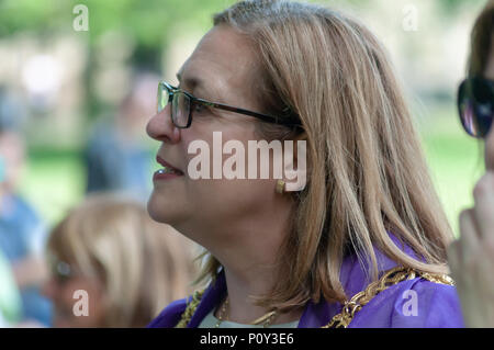 Edimburgo, Scozia, Regno Unito. Decimo Giugno, 2018. Il Lord Provost di Glasgow Eva Bolander unisce le processioni di Edimburgo Artwork marzo celebra i suoi cento anni dal British le donne hanno ottenuto il diritto di voto. Migliaia di donne si sono riunite in quattro capitali del Regno Unito, Belfast, Cardiff, Edimburgo e Londra. I partecipanti indossavano un verde, bianco o viola sciarpa e camminava a strisce attraverso le strade della città per rappresentare i colori della suffragettes. La manifestazione è stata organizzata da 14-18 ora che è un programma culturale markng il centenario della prima guerra mondiale. Credito: Berretto Alamy/Live News Foto Stock