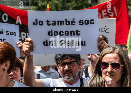 Barcellona, Spagna. Il 10 giugno 2018. Un manifestante è visto che mostra un poster a sostegno del catalano del sistema d'istruzione. Centinaia di persone hanno chiamato dai principali sindacati di istruzione hanno partecipato alla manifestazione per difendere l'istruzione e a sostegno di una delle scuole secondarie che ha maggiormente sofferto la repressione dello Stato spagnolo.docenti dell Istituto di Palau sono stati accusati e condannati per "indottrinamento' per difendere il diritto di voto il 1 ottobre. Credito: SOPA Immagini limitata/Alamy Live News Foto Stock