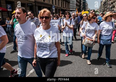 Barcellona, Spagna. Il 10 giugno 2018. Alcuni manifestanti sono visti indossare la maglia a sostegno dell'El Palau Istituto. Centinaia di persone hanno chiamato dai principali sindacati di istruzione hanno partecipato alla manifestazione per difendere l'istruzione e a sostegno di una delle scuole secondarie che ha maggiormente sofferto la repressione dello Stato spagnolo.docenti dell Istituto di Palau sono stati accusati e condannati per "indottrinamento' per difendere il diritto di voto il 1 ottobre. Credito: SOPA Immagini limitata/Alamy Live News Foto Stock