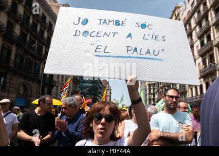 Barcellona, Spagna. Il 10 giugno 2018. Un manifestante femmina è visto che mostra un poster a sostegno del catalano del sistema d'istruzione. Centinaia di persone hanno chiamato dai principali sindacati di istruzione hanno partecipato alla manifestazione per difendere l'istruzione e a sostegno di una delle scuole secondarie che ha maggiormente sofferto la repressione dello Stato spagnolo.docenti dell Istituto di Palau sono stati accusati e condannati per "indottrinamento' per difendere il diritto di voto il 1 ottobre. Credito: SOPA Immagini limitata/Alamy Live News Foto Stock