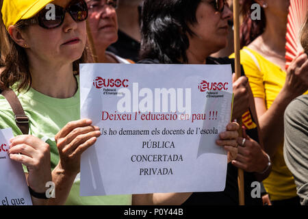 Barcellona, Spagna. Il 10 giugno 2018. Un manifestante femmina è visto che mostra un poster a sostegno del catalano del sistema d'istruzione. Centinaia di persone hanno chiamato dai principali sindacati di istruzione hanno partecipato alla manifestazione per difendere l'istruzione e a sostegno di una delle scuole secondarie che ha maggiormente sofferto la repressione dello Stato spagnolo.docenti dell Istituto di Palau sono stati accusati e condannati per "indottrinamento' per difendere il diritto di voto il 1 ottobre. Credito: SOPA Immagini limitata/Alamy Live News Foto Stock