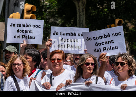 Barcellona, Spagna. Il 10 giugno 2018. Alcuni manifestanti sono visto tra i manifesti con il testo "io sono anche un professore presso l'Istituto di Palau". Centinaia di persone hanno chiamato dai principali sindacati di istruzione hanno partecipato alla manifestazione per difendere l'istruzione e a sostegno di una delle scuole secondarie che ha maggiormente sofferto la repressione dello Stato spagnolo.docenti dell Istituto di Palau sono stati accusati e condannati per "indottrinamento' per difendere il diritto di voto il 1 ottobre. Credito: SOPA Immagini limitata/Alamy Live News Foto Stock