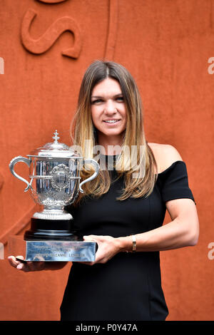 Parigi, Francia. Decimo Giugno, 2018. Simona Halep della Romania, il campione del singolare femminile di 2018 French Open Tournament pone con il trofeo durante il photocall a Parigi, in Francia, il 10 giugno 2018. Credito: Chen Yichen/Xinhua/Alamy Live News Foto Stock