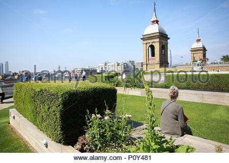 Londra, Regno Unito. Il 10 giugno 2018. Tempo splendido a Londra come aprire piazze con giardino weekend londinesi consente accesso ai giardini insolita compresi quelli con spettacolari viste sul tetto. Molti edifici quali la Nomura International Plc edificio hanno bellissimi giardini sul tetto e non ci sono stati tutti i tipi di attività per i visitatori a godere. Credito: Clearpix/Alamy Live News Foto Stock