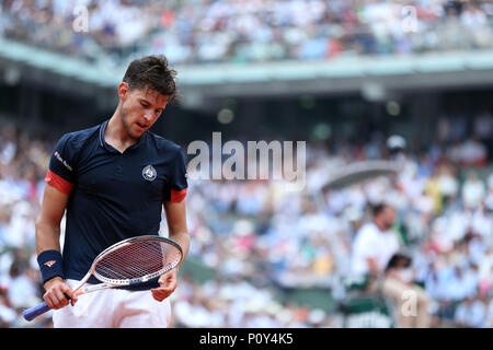 Parigi. Decimo Giugno, 2018. Dominic Thiem dell'Austria reagisce durante gli uomini singoli finale contro Rafael Nadal di Spagna presso il French Open Tennis Tournament 2018 a Parigi in Francia il 10 giugno 2018. Credito: Luo Huanhuan/Xinhua/Alamy Live News Foto Stock