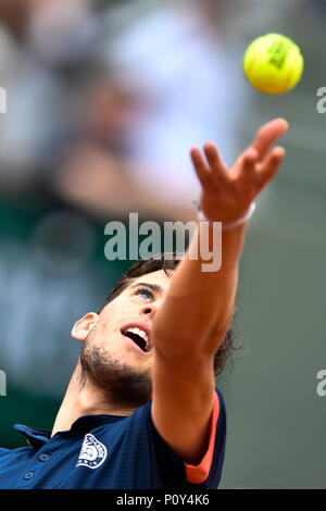 Parigi. Decimo Giugno, 2018. Dominic Thiem dell'Austria serve durante gli uomini singoli finale contro Rafael Nadal di Spagna presso il French Open Tennis Tournament 2018 a Parigi in Francia il 10 giugno 2018. Credito: Chen Yichen/Xinhua/Alamy Live News Foto Stock