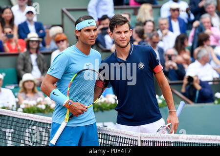 Parigi. Decimo Giugno, 2018. Dominic Thiem (R) di Austria e Rafael Nadal di Spagna pongono per la foto prima della partita finale a Open di Francia di Tennis Tournament 2018 a Parigi in Francia il 10 giugno 2018. Credito: Chen Yichen/Xinhua/Alamy Live News Foto Stock