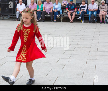 Wimborne, Dorset, Regno Unito. Il 10 giugno 2018. La folla gregge a Wimborne Folk Festival per un giorno di divertimento a guardare i ballerini e di ascolto della musica. Blackrock eseguire - Blackrock Scuola di danza irlandese, ballerini irlandesi di età compresa tra 3 e 18, indossando il tradizionale abiti fatti a mano con ricamo celtico. Credito: Carolyn Jenkins/Alamy Live News Foto Stock