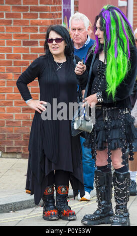 Wimborne, Dorset, Regno Unito. Il 10 giugno 2018. La folla gregge a Wimborne Folk Festival per un giorno di divertimento a guardare i ballerini e di ascolto della musica. Credito: Carolyn Jenkins/Alamy Live News Foto Stock