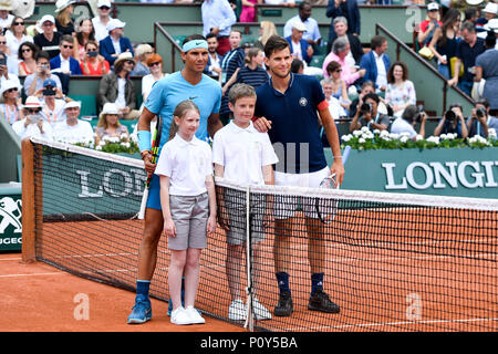 Parigi. Decimo Giugno, 2018. Dominic Thiem (R) di Austria e Rafael Nadal di Spagna pongono per la foto prima della partita finale a Open di Francia di Tennis Tournament 2018 a Parigi in Francia il 10 giugno 2018. Credito: Chen Yichen/Xinhua/Alamy Live News Foto Stock