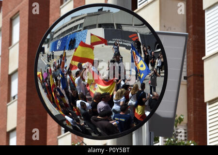 Barcellona, in Catalogna, Spagna. Decimo Giugno, 2018. La riflessione dell'immagine in uno specchio dei gruppi di ultra destra durante la protesta.centinaia di persone, ventole e gruppi di ultra destra come democrazia nazionale (DN) e spagnolo Falange si sono riuniti di fronte alla sede della televisione pubblica di Catalogna per chiedere la sua chiusura per generare odio dal contenuto di trasmissioni televisive per quanto riguarda l'indipendenza della Catalogna e del resto della Spagna. Credito: Ramon Costa/SOPA Immagini/ZUMA filo/Alamy Live News Foto Stock