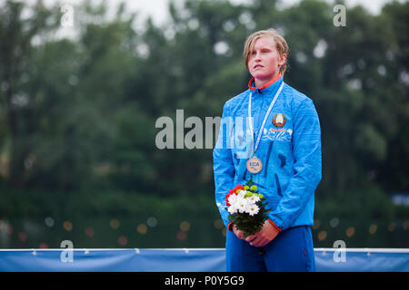 Decimo giugno 2018, Ada Ciganlija CORSO REGATA, Belgrado, Serbia; ECA Canoa Sprint e Paracanoe Senior European Championships; Volha Klimava di BLR celebra durante la premiazione per canoa singola (C1), 5000m gara Foto Stock