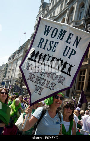 Londra, Regno Unito. 10 giugno 20118. Il centro di Londra. Le donne e le ragazze e prendere parte alle processioni, una partecipazione di massa artwork prodotta da carciofo e commissionato da 14-18 ora. Le donne da Bognor Regis donne dell'Istituto prendere parte Credito: Jenny Matthews/Alamy Live News Foto Stock