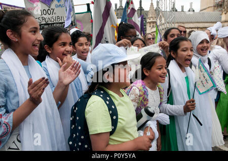 Londra, Regno Unito. 10 giugno 20118. Il centro di Londra. Le donne e le ragazze e prendere parte alle processioni, una partecipazione di massa artwork prodotta da carciofo e commissionato da 14-18 ora. Le giovani ragazze dalla parte est di Londra. Credito: Jenny Matthews/Alamy Live News Foto Stock