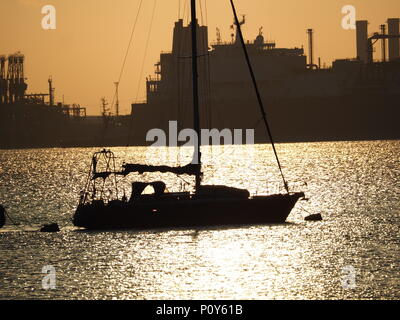 Queenborough, Kent, Regno Unito. Decimo Giugno, 2018. Regno Unito Meteo: il sole al tramonto, Queenborough, Kent. Credito: James Bell/Alamy Live News Foto Stock