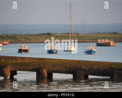 Queenborough, Kent, Regno Unito. Decimo Giugno, 2018. Regno Unito Meteo: il sole al tramonto, Queenborough, Kent. Credito: James Bell/Alamy Live News Foto Stock