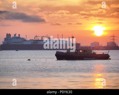 Queenborough, Kent, Regno Unito. Decimo Giugno, 2018. Regno Unito Meteo: il sole al tramonto, Queenborough, Kent. Rimorchiatore "X-pilota' (in primo piano), LNG 'Al Bahiya' (315m x 50m) in lontananza avente solo recentemente ormeggiato. Credito: James Bell/Alamy Live News Foto Stock