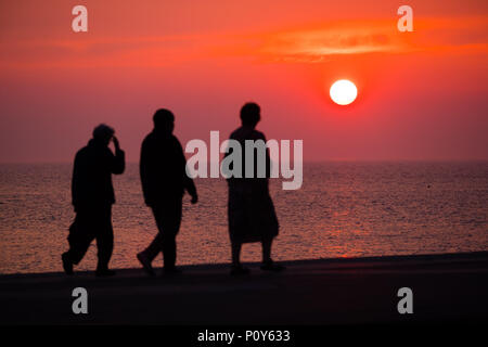 Aberystwyth Wales UK, domenica 10 giugno 2018 UK Meteo: gente camminare lungo la passeggiata in Aberystwyth , west wales, godendo del tramonto al fine di ancora un altro giorno di caldo sole estivo, con temperature che raggiungono la metà 20's centigrado. Foto © Keith Morris / Alamy Live News Foto Stock