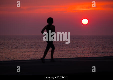 Aberystwyth Wales UK, domenica 10 giugno 2018 UK Meteo: gente camminare lungo la passeggiata in Aberystwyth , west wales, godendo del tramonto al fine di ancora un altro giorno di caldo sole estivo, con temperature che raggiungono la metà 20's centigrado. Foto © Keith Morris / Alamy Live News Foto Stock