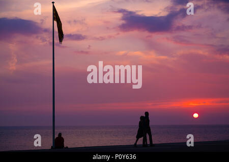 Aberystwyth Wales UK, domenica 10 giugno 2018 UK Meteo: gente camminare lungo la passeggiata in Aberystwyth , west wales, godendo del tramonto al fine di ancora un altro giorno di caldo sole estivo, con temperature che raggiungono la metà 20's centigrado. Foto © Keith Morris / Alamy Live News Foto Stock