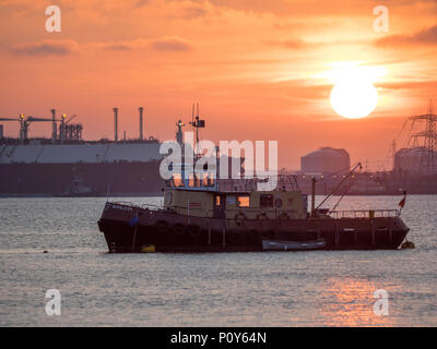 Queenborough, Kent, Regno Unito. Decimo Giugno, 2018. Regno Unito Meteo: il sole al tramonto, Queenborough, Kent. Rimorchiatore "X-pilota' (in primo piano), LNG 'Al Bahiya' (315m x 50m) in lontananza avente solo recentemente ormeggiato. Credito: James Bell/Alamy Live News Foto Stock