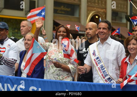 New York, Stati Uniti d'America. Il 10 giugno 2018. Manhattan, New York City: i funzionari del governo hanno partecipato NYC Puerto Rican Day Parade sulla Quinta Avenue in New York City. Credito: Ryan Rahman/Alamy Live News Foto Stock