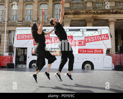 Birmingham, Regno Unito. Il 10 giugno 2018. Gesù Rubio Gamo, da Madrid, esegue con il suo parnter di Bolero, in Victoria Square, Birmingham, UK, come parte della biennale Festival Internazionale di Danza, su fino a giugno 24th. Credito: Monica pozzetti/Alamy Live News Foto Stock