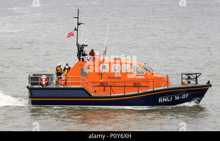 Cromer, UK. Il 10 giugno 2018. I volontari sulla scialuppa di salvataggio RNLI preparare per gettare le ceneri nel mare, Cromer, Norfolk, decimo giugno, 2018 (C)Barbara Cook/Alamy Live News Foto Stock