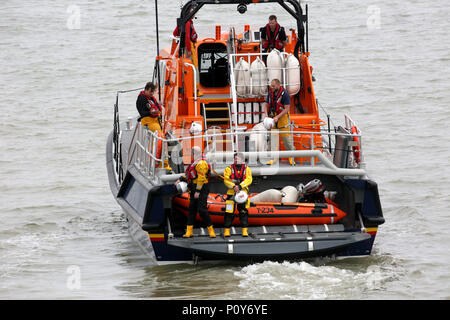 Cromer, UK. Il 10 giugno 2018. I volontari sulla scialuppa di salvataggio RNLI gettare le ceneri nel mare e pagare i loro aspetti, Cromer, Norfolk, decimo giugno, 2018 (C)Barbara Cook/Alamy Live News Foto Stock