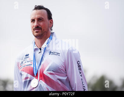 A Belgrado, in Serbia. Decimo Jun, 2018. Nicholas Beighton di GBR festeggia sul podio in occasione della premiazione per gli uomini KL2, 200m gara sprint Credito: Nikola Krstic/Alamy Live News Foto Stock