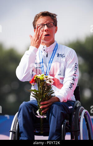 A Belgrado, in Serbia. Decimo Jun, 2018. Emma Wiggs di GBR festeggia sul podio alla premiazione per le donne del KL2, 200m gara sprint Credito: Nikola Krstic/Alamy Live News Foto Stock