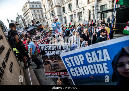 Persone azienda fino cartelloni durante il pro-Palestina dimostrazione attraversando Whitehall. Centinaia di anti-Israele manifestanti hanno marciato per le strade sulla relazione annuale di Al Quds giorno. Iniziato dall Ayatollah Khomeini in 1979 per mostrare il loro sostegno per la Palestina e per opporsi alla esistenza di Israele e il contatore protesta della Federazione sionista. Foto Stock