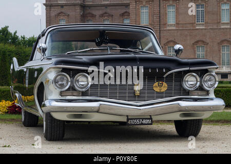 Torino, Italia. Il 10 giugno 2018. Un 1960 Plymouth Fury nei giardini della Reggia Venaria Foto Stock