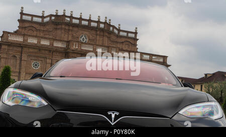 Torino, Italia. Il 10 giugno 2018. Dettaglio della Tesla Model S nei giardini della Reggia Venaria Foto Stock