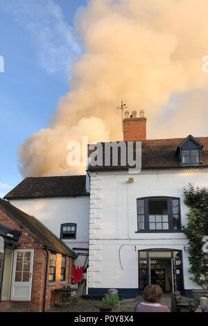 Cound, vicino a Shrewsbury, Shropshire, Regno Unito. Decimo Giugno, 2018. A poco dopo 20:45 BST bevitori e diners sono state evacuate dal Riverside Inn sulle rive del fiume Severn come incendio scoppiato nella sezione cucina della Locanda. Un membro del personale che si aggiudica desidera essere chiamato detta la diffusione di un incendio dalla griglia nel sistema di estrazione prima di prendere possesso del tetto dell'edificio da cucina. Tre Shropshire fuoco apparecchi di servizio assistito e il fuoco è stato messo sotto controllo dal personale di incendio dotati di apparecchiature per la respirazione. Alamy Live News Foto Stock