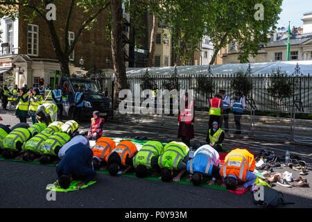 Londra, Regno Unito. Decimo Giugno, 2018. I musulmani pregano al di fuori dell'ambasciata saudita prima del pro-palestinese Al Quds giorno marzo attraverso il centro di Londra organizzata dalla Commissione islamica per i diritti dell'uomo. Un evento internazionale, ha cominciato in Iran nel 1979. Quds è il nome arabo di Gerusalemme. Credito: Mark Kerrison/Alamy Live News Foto Stock