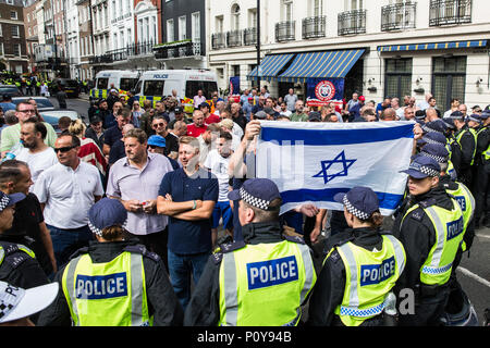 Londra, Regno Unito. Decimo Giugno, 2018. I membri dei gruppi di estrema destra tenere una bandiera israeliana come protestano contro la pro-palestinese Al Quds giorno marzo attraverso il centro di Londra organizzata dalla Commissione islamica per i diritti dell'uomo. Un evento internazionale, ha cominciato in Iran nel 1979. Quds è il nome arabo di Gerusalemme. Credito: Mark Kerrison/Alamy Live News Foto Stock