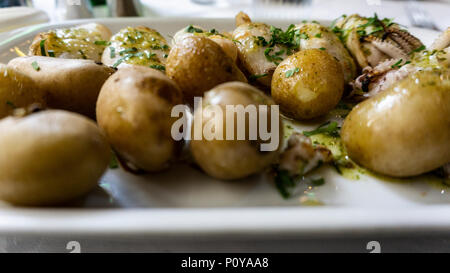 Piatto di pesce seppie e patate arrosto Foto Stock